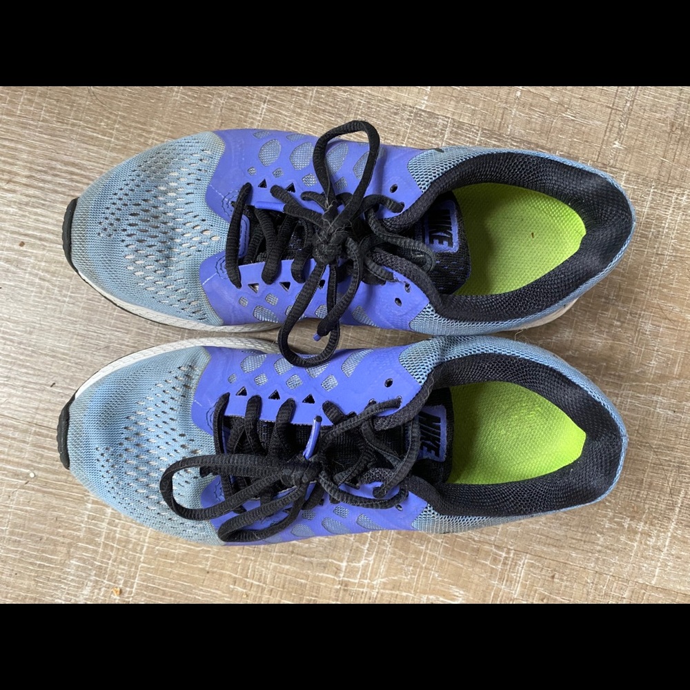 Size 8 women’s purple Nike sneakers